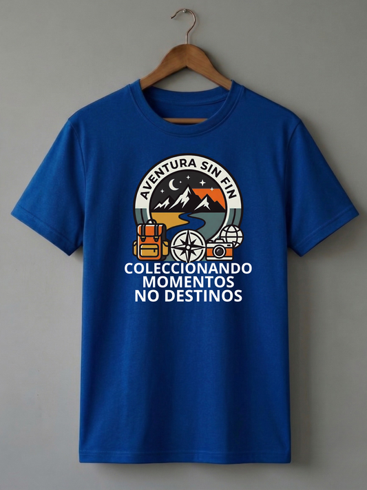 Camiseta de color azul con el diseño "Aventura Sin Fin" colgando en una percha de madera frente a una pared gris.