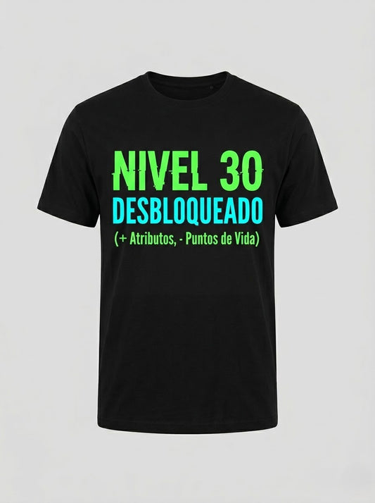 Camiseta negra con diseño "Nivel 30 Desbloqueado (+ Atributos, - Puntos de Vida)" en letras verde neón y azul.