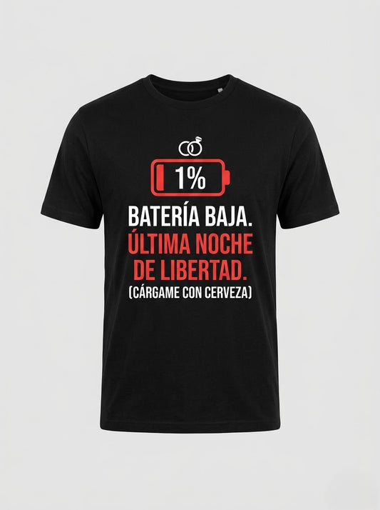 Camiseta negra personalizada para despedida de soltero, con diseño "1% BATERÍA BAJA. ÚLTIMA NOCHE DE LIBERTAD" en rojo y blanco.