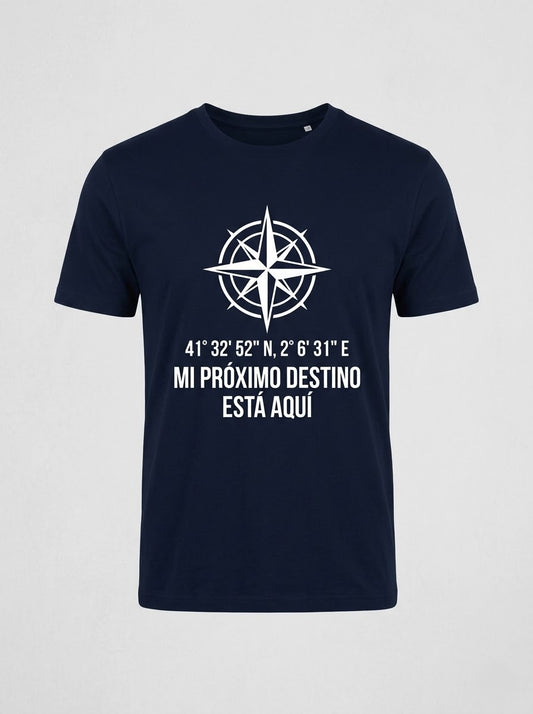 Camiseta azul marino con rosa de los vientos, coordenadas y la frase "Mi próximo destino está aquí" en blanco.